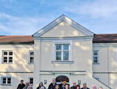 Die Gemeinde Ismaning. Vor dem Schlossmuseum.