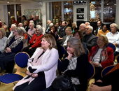 Im voll besetzten Konferenzsaal lauschten Mitglieder und Gäste den Referenten am Podium.