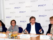 Heiße Diskussion vor großem Publikum: Engagiert diskutierten die Podiumsteilnehmerinnen mit Moderator Manfred Otzelberger und den Gästen im Konferenzsaal