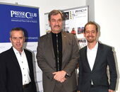 Dr. Uwe Brückner, Vorsitzender des PresseClub München und sein Stellvertreter David P. Brill rahmen den bayerischen Ministerpräsidenten Dr. Markus Söder ein. 