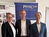 Der Neu-Oberbürgermeister der Stadt München, Dominik Krause von den Grünen. Hier eingerahmt von Vorstandsmitglied Constanze von Hassel und dem stellvertretenden Vorsitzenden, David Pierce Brill.