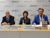 Aktive Runde voller Pläne auf dem Podium. V.l.: Helmut Markwort, Theo Waigel, Simone Rethel-Heesters, Manfred Otzelberger und Wolfgang Weimer.