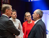 V.l.: Michael Hinterdobler, Generalsekretär Wirtschaftsbeirat Bayern, Vinzent Ellissen, Vorstand Junger Wirtschaftsbeirat Bayern, Constanze von Hassel, Presseclub München und Staatsminister Hubert Aiwanger. Foto: StMWi / Bastian Brummer.