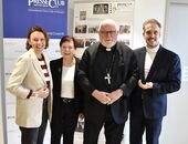 Die stellvertretenden Vorsitzenden Nelli Hennig und Max von Rossek rahmen Moderatorin Daniela Philippi und Kardinal Marx ein.