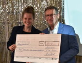 Constanze von Hassel überreichte einen Scheck für das Schulprojekt von Landrat Stefan Rößle.