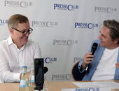 FC Bayern-Manager Jan-Christian Dreesen und Mitglied Manfred Otzelberger.