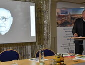 Daniel Biskup, der Chronist der Macht und des Wandels, stellte einen Teil seiner Arbeit bei der Weihnachtsfeier vor.