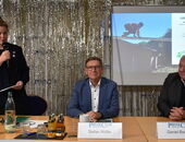 Vorstandsmitglied Constanze von Hassel moderierte den Weihnachtsabend im PresseClub München mit Landrat Stefan Rößle und Fotograf Daniel Biskup.