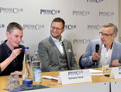 Engagiertes Gespräch hier zwischen Polizistin Daniela Hand, Wilko Beinlich vom Bayerischen Zentrum für besondere Einsatzlagen (BayZBE) und Moderator Uwe Brückner.