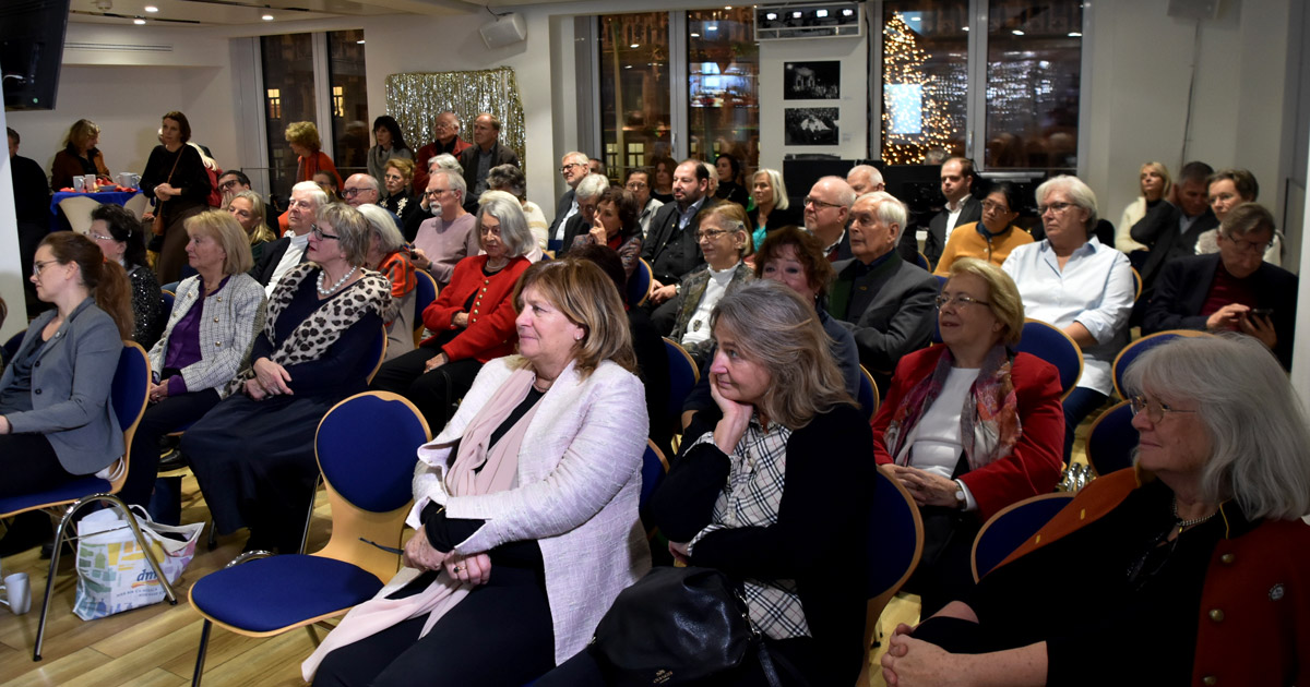 Weihnachtsfeier mit Input: Im voll besetzten Konferenzsaal lauschten Mitglieder und Gäste den Referenten am Podium.