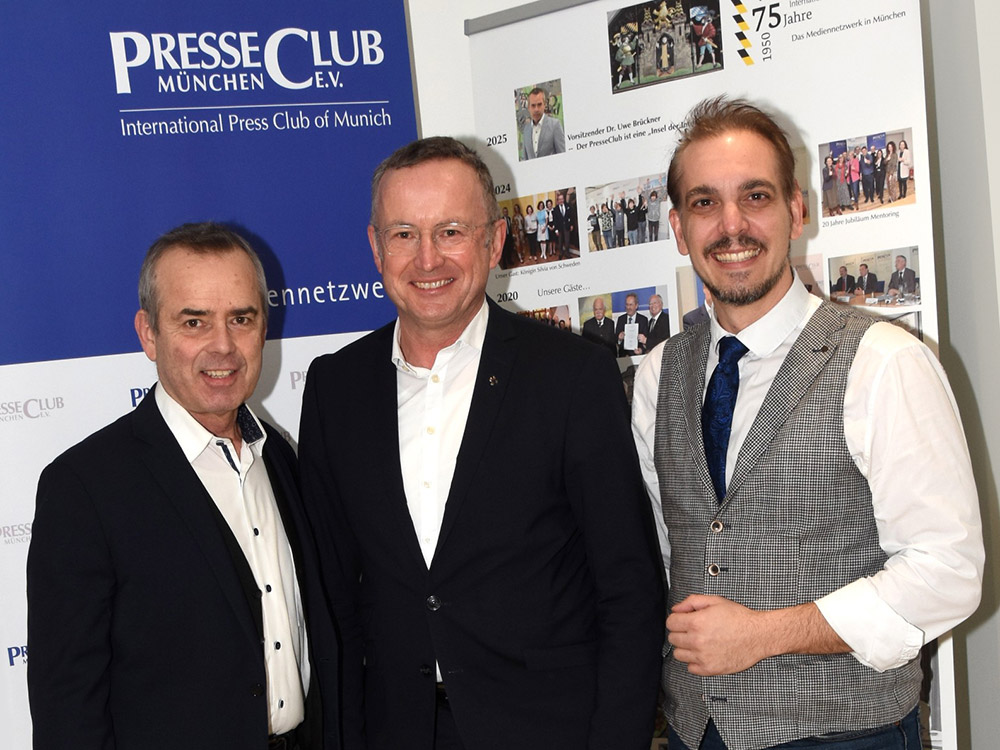 PresseClub München-Vorsitzender, Dr. Uwe Brückner, und Vorstandskollege Maximilian von Rossek rahmen den Landesbischof der evangelischen Kirche in Bayern, Christian Kopp, ein.