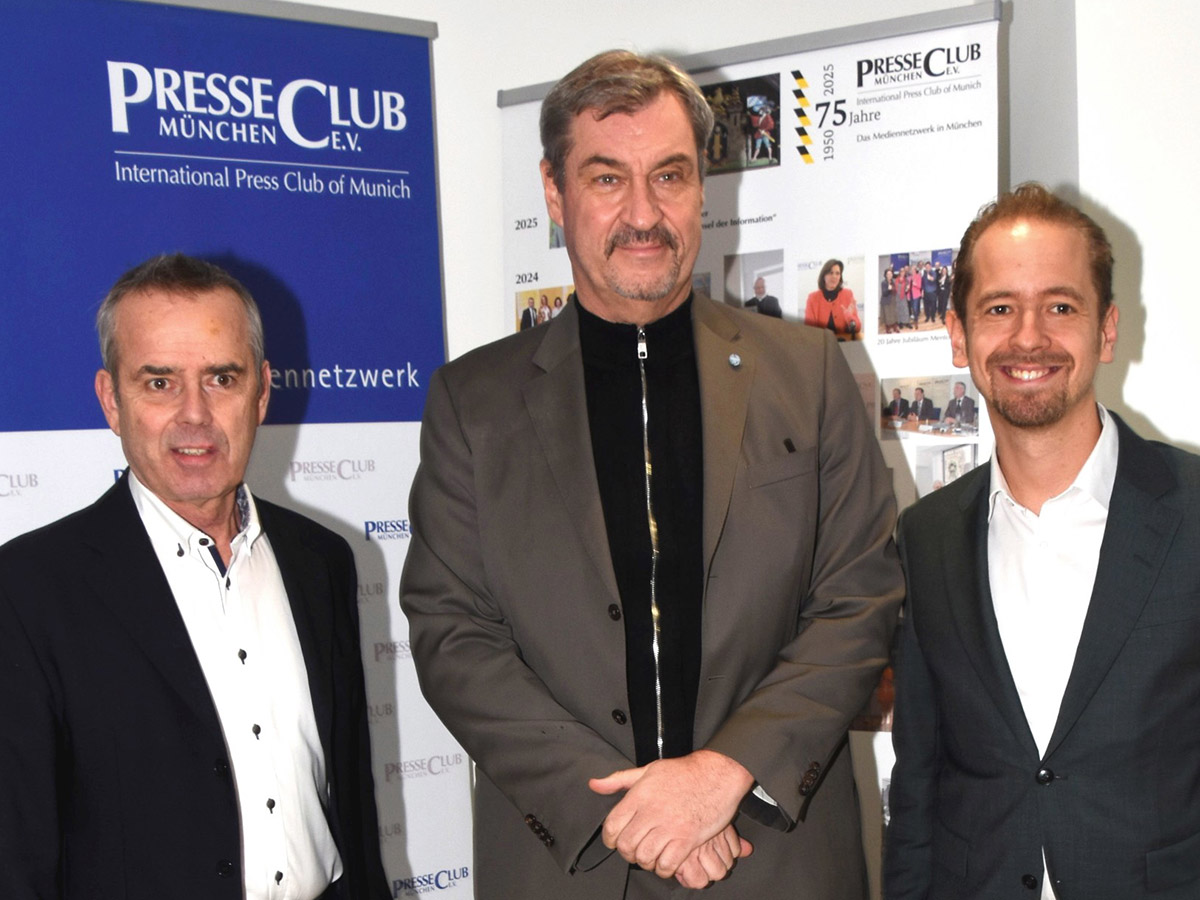 Dr. Uwe Brückner, Vorsitzender des PresseClub München und sein Stellvertreter David P. Brill rahmen den bayerischen Ministerpräsidenten Dr. Markus Söder ein.