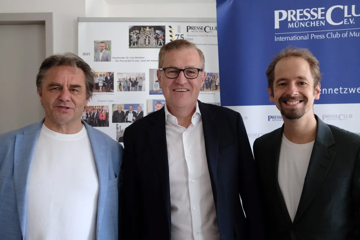 FC Bayern-Manager Jan-Christian Dreesen zu Gast im PresseClub München. Mitglied Manfred Otzelberger (links) und stellvertretender Vorsitzender David-Pierce Brill rahmen den Vorsitzenden der FC Bayern AG ein