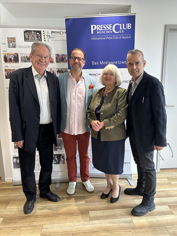 v.l.n.r.: Frühere Oberbürgermeister von München, Christian Ude, Dirigent Franz Schottky, Moderator und Vorsitzender, Dr. Uwe Brückner.
