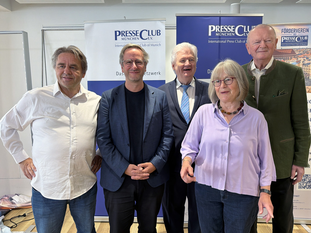 Manfred Otzelberger (v.l.n.r.) moderierte die Nachwahl-Runde mit dem stellvertretenden Chefredakteur der SZ, Roman Deininger, Ex-BR-Chefredakteur, Sigmund Gottlieb, „Omas gegen Rechts“-Vertretzerin Elisabeth Redler und Fred Langhammer, dem Vorsitzenden für globale Angelegenheiten beim US-Beauty-Konzern Estée Lauder.