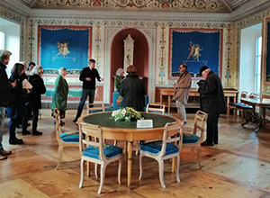 Die Gemeinde Ismaning. Vor dem Schlossmuseum.