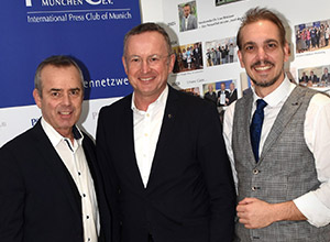 PresseClub München-Vorsitzender, Dr. Uwe Brückner, und Vorstandskollege Maximilian von Rossek rahmen den Landesbischof der evangelischen Kirche in Bayern, Christian Kopp, ein.
