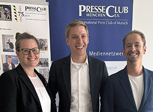 Der Neu-Oberbürgermeister der Stadt München, Dominik Krause von den Grünen. Hier eingerahmt von Vorstandsmitglied Constanze von Hassel und dem stellvertretenden Vorsitzenden, David Pierce Brill.