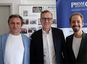 FC Bayern-Manager Jan-Christian Dreesen zu Gast im PresseClub München. Mitglied Manfred Otzelberger (links) und stellvertretender Vorsitzender David-Pierce Brill rahmen den Vorsitzenden der FC Bayern AG ein.