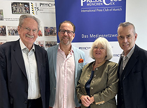 Frühere Oberbürgermeister von München, Christian Ude, Dirigent Franz Schottky, Organisatorin Anne-Marie von Hassel, Moderator und Vorsitzender, Dr. Uwe Brückner.
